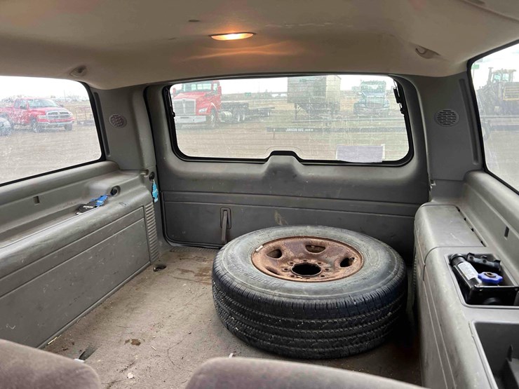 2005-chevrolet-suburban-image-15