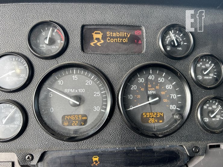 2014-peterbilt-384-image-21