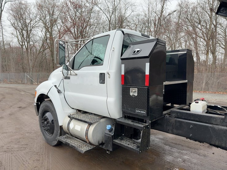 2013-ford-f750-xl-image-14