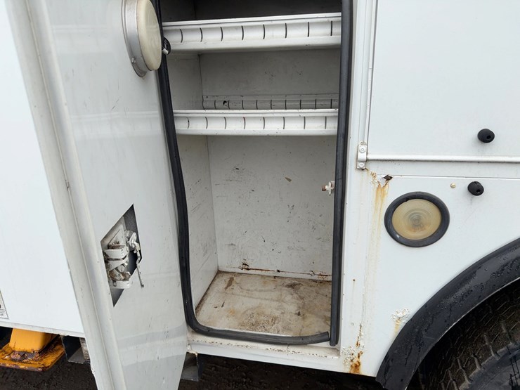 2002-freightliner-fl70-image-16