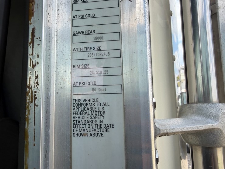 2012-kenworth-900b-image-95