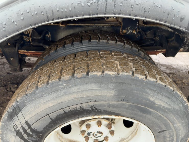 2002-freightliner-fl70-image-14