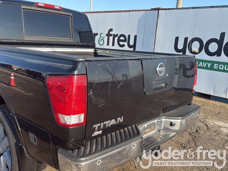 2011-nissan-titan-image-19