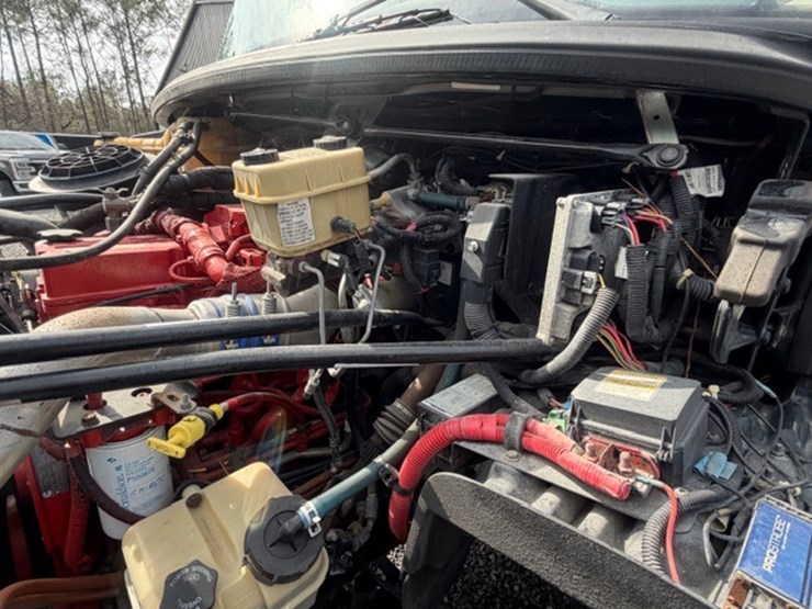 2008-freightliner-m2-106-image-93