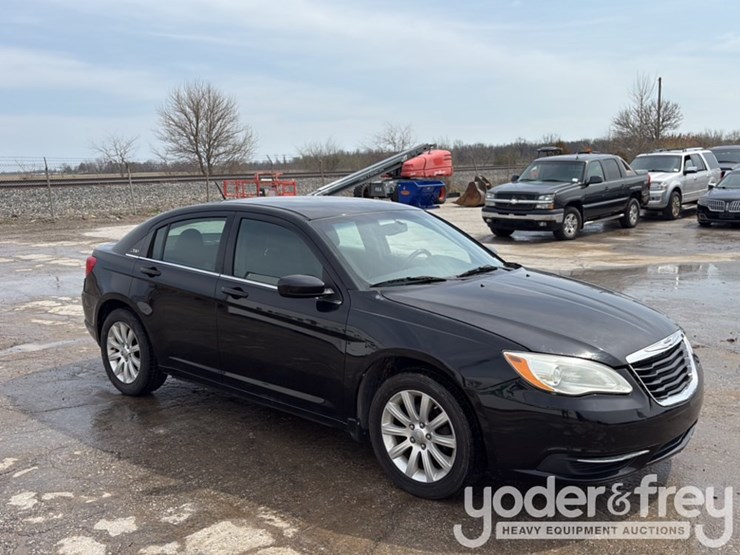 2013-chrysler-200-image-2