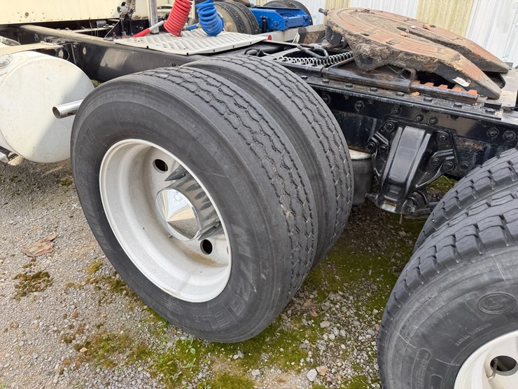 2012-kenworth-900b-image-7