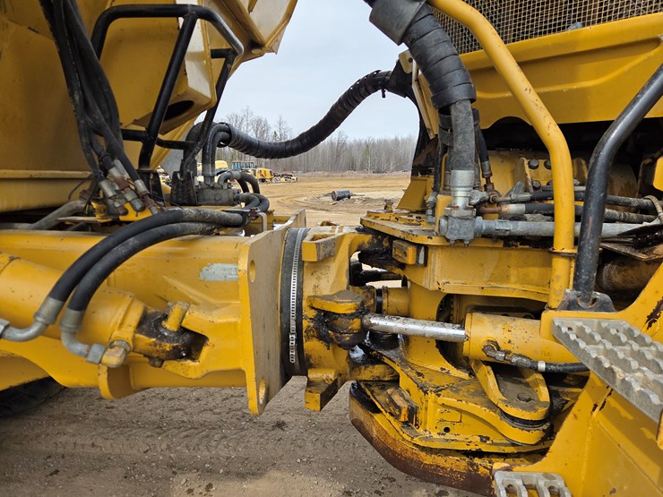 caterpillar-740-image-14