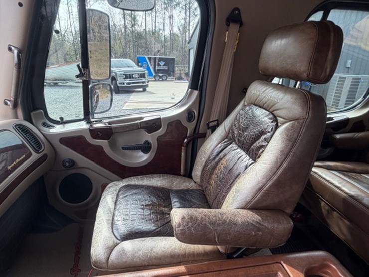 2008-freightliner-m2-106-image-71