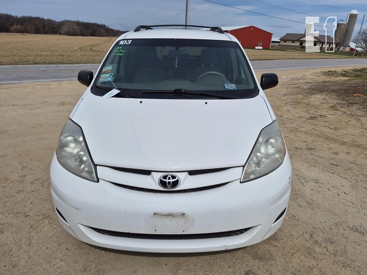 2009-toyota-sienna-image-3
