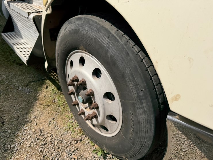 2012-kenworth-900b-image-9