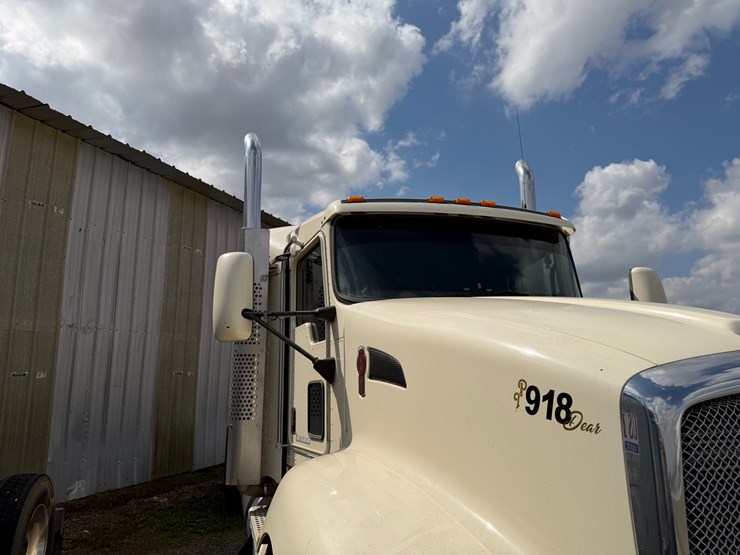 2012-kenworth-900b-image-42