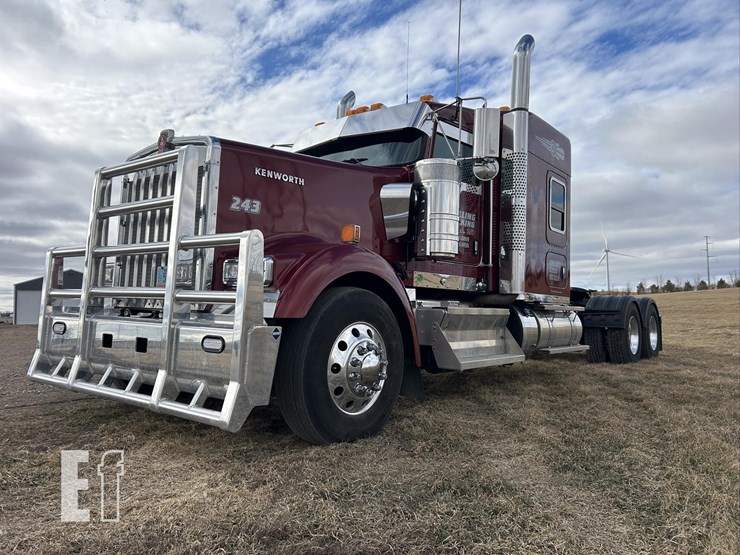 2025-kenworth-w900-image-68