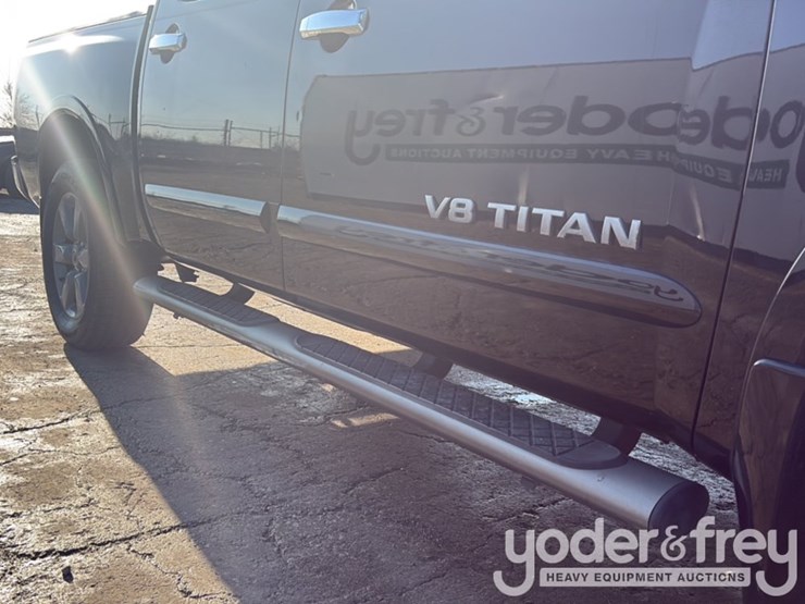 2011-nissan-titan-image-35