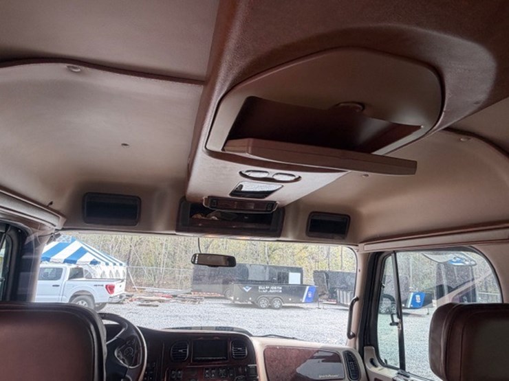 2008-freightliner-m2-106-image-56