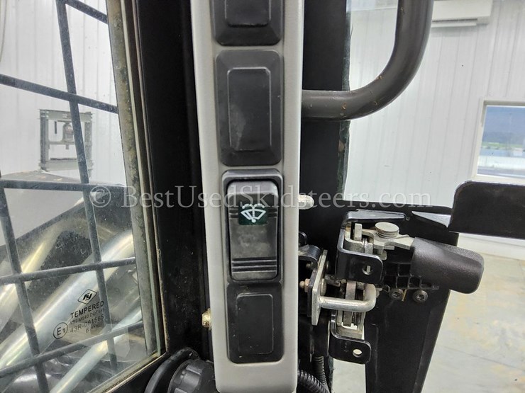 2017-new-holland-c232-image-30