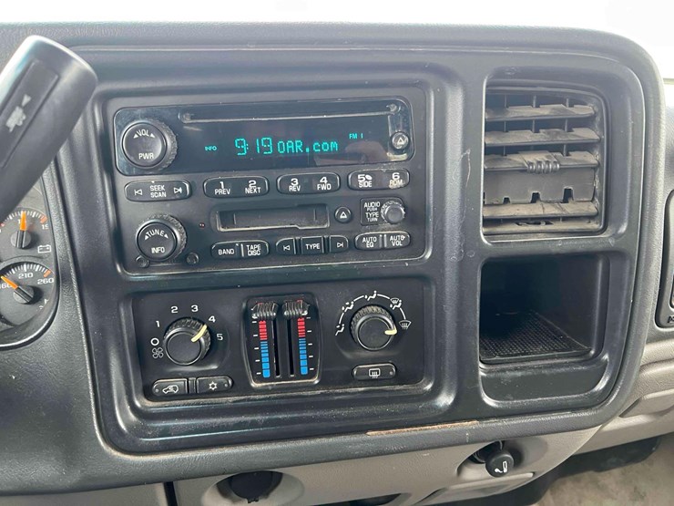 2005-chevrolet-suburban-image-28