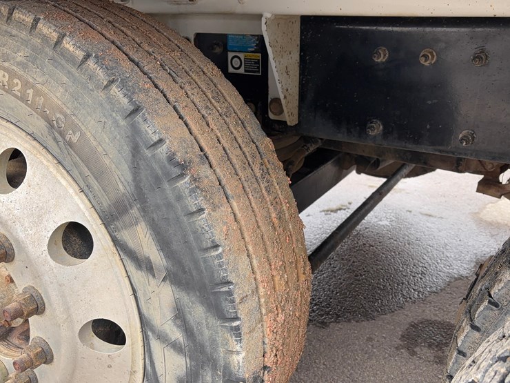 2018-peterbilt-567-hydrovac-truck-image-32