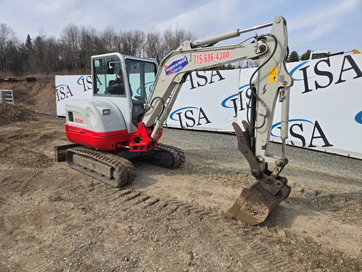 2014-takeuchi-tb240-image-7