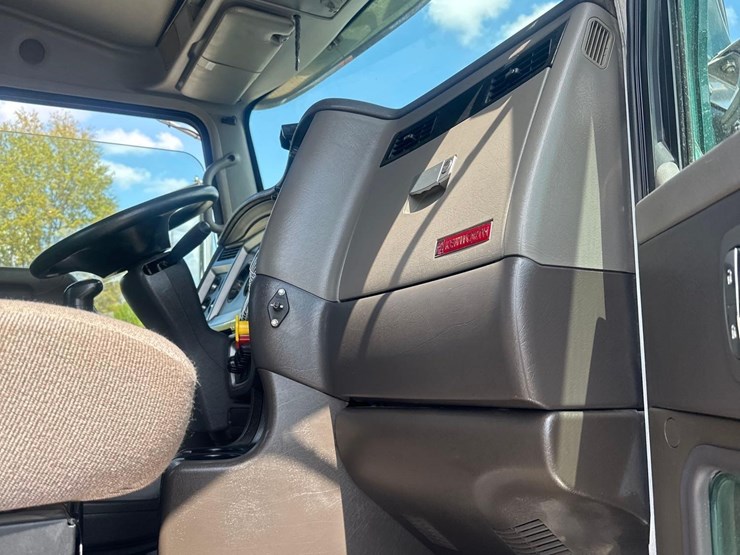 2016-kenworth-w900l-image-25