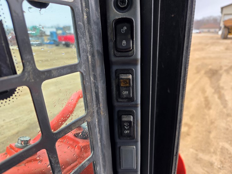 kubota-ssv75-image-42