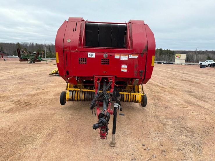 new-holland-br7060-image-2