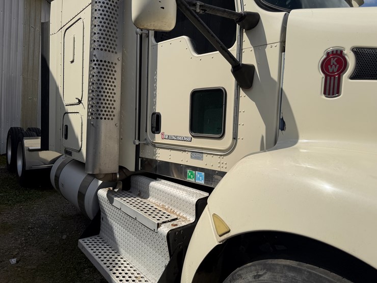 2012-kenworth-900b-image-45