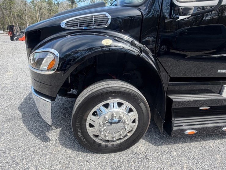 2008-freightliner-m2-106-image-21