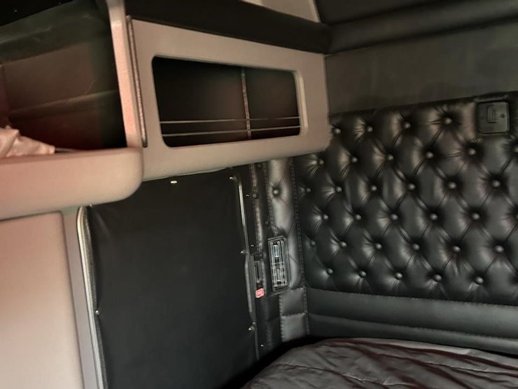 2025-kenworth-w900-image-38