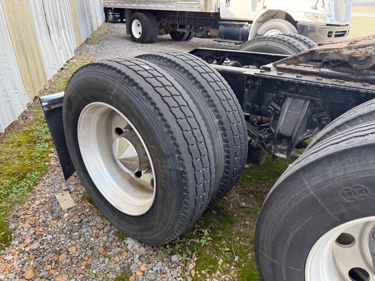 2012-kenworth-900b-image-11