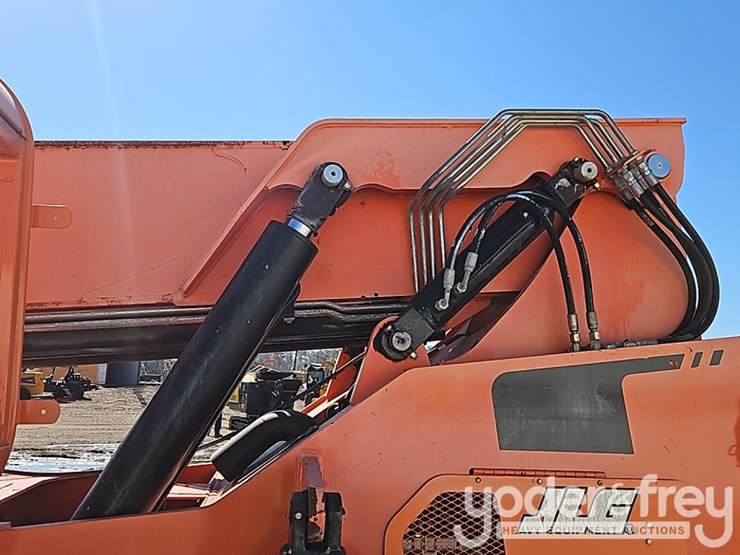 2016-jlg-6042-image-18