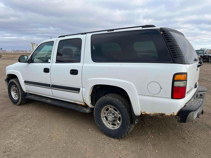 2005-chevrolet-suburban-image-10