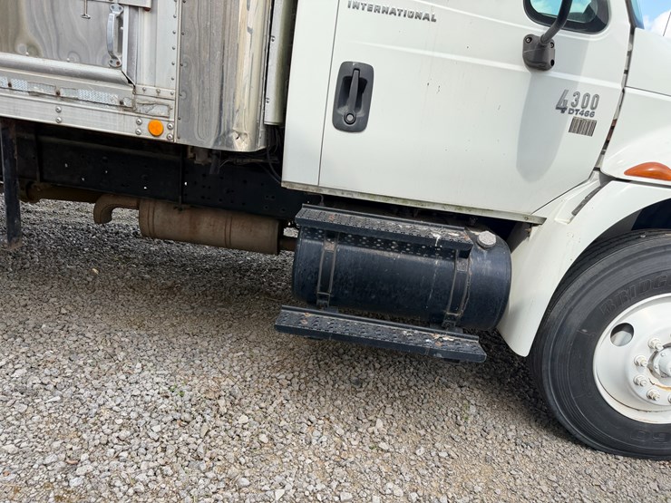 2004-international-durastar-4300-image-37