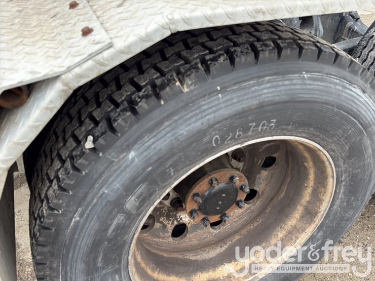 2018-peterbilt-579-image-18