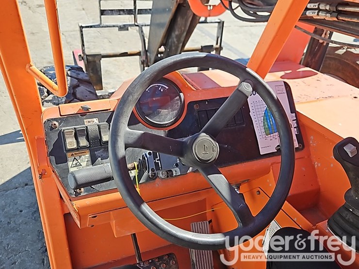 2016-jlg-6042-image-27