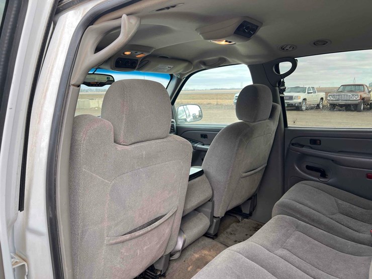 2005-chevrolet-suburban-image-16