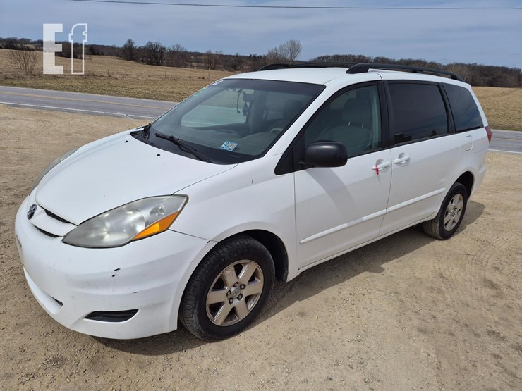 2009-toyota-sienna-image-1
