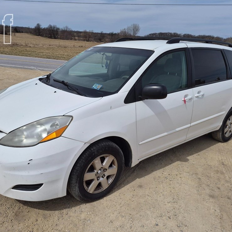 2009 TOYOTA SIENNA