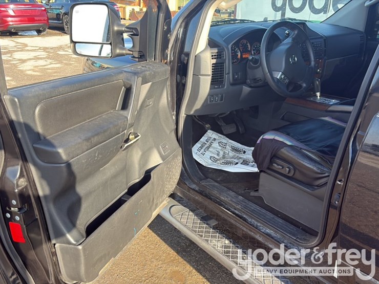 2011-nissan-titan-image-45