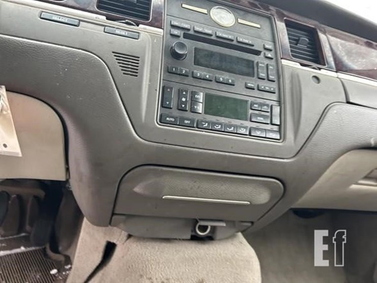 2005-lincoln-towncar-image-16