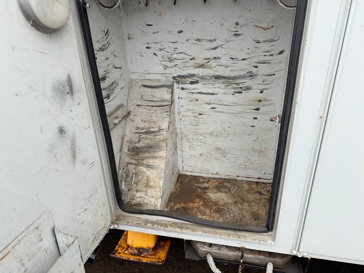 2002-freightliner-fl70-image-15