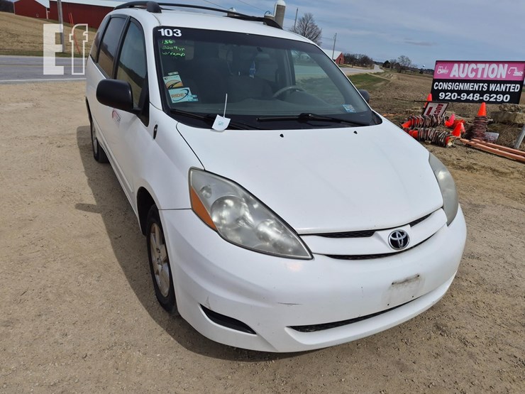 2009-toyota-sienna-image-4