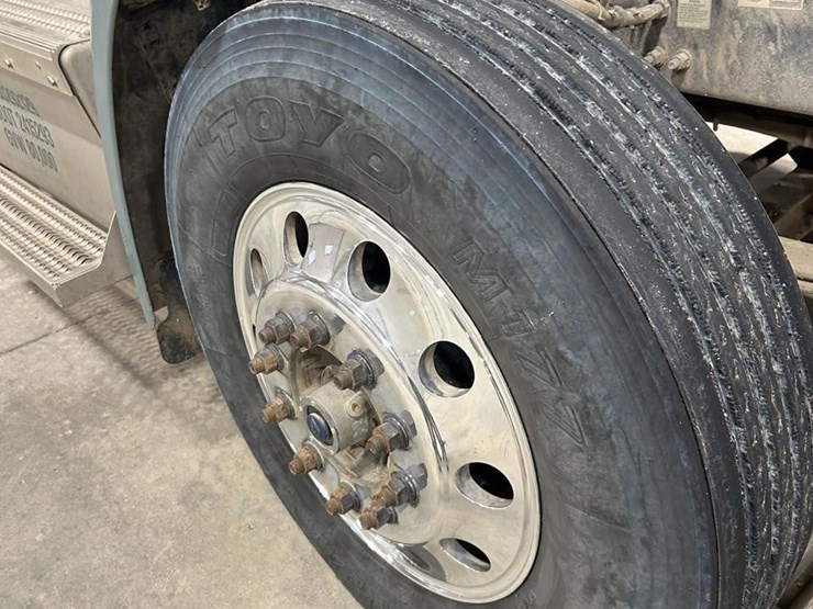 2016-peterbilt-579-image-27