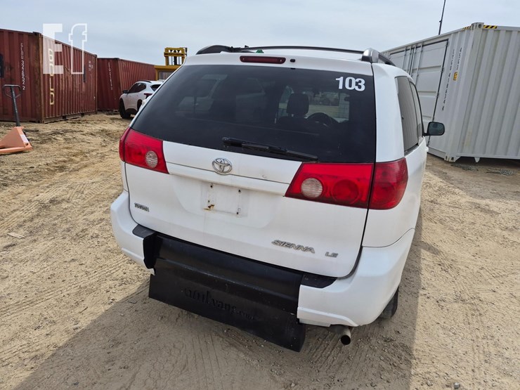2009-toyota-sienna-image-9