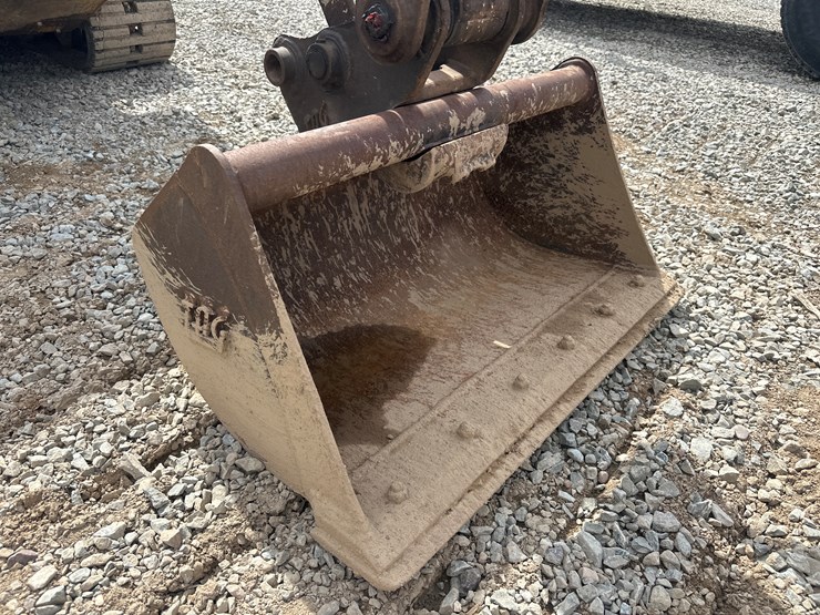 2014-takeuchi-tb240-image-30