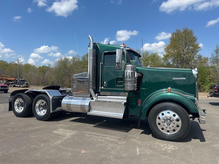 2016-kenworth-w900l-image-2