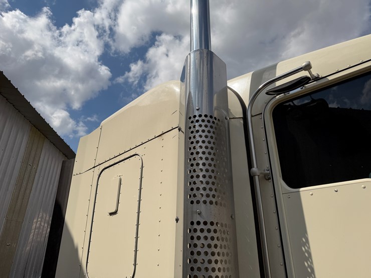 2012-kenworth-900b-image-47