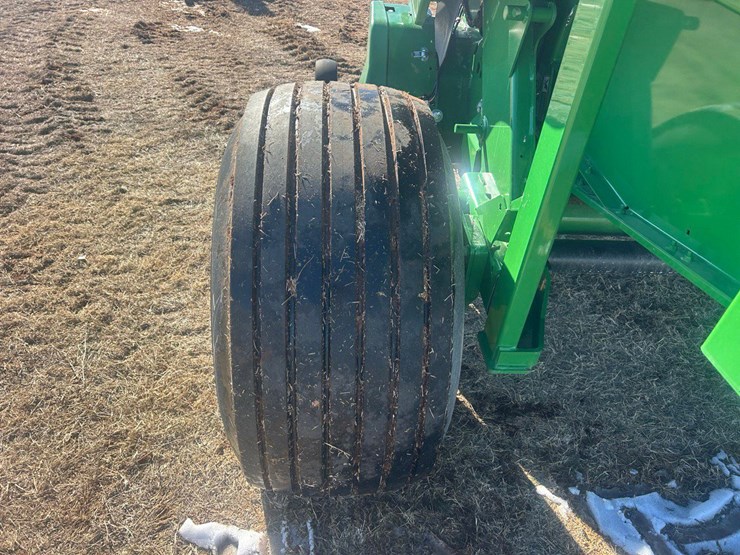 2024-john-deere-561r-image-8