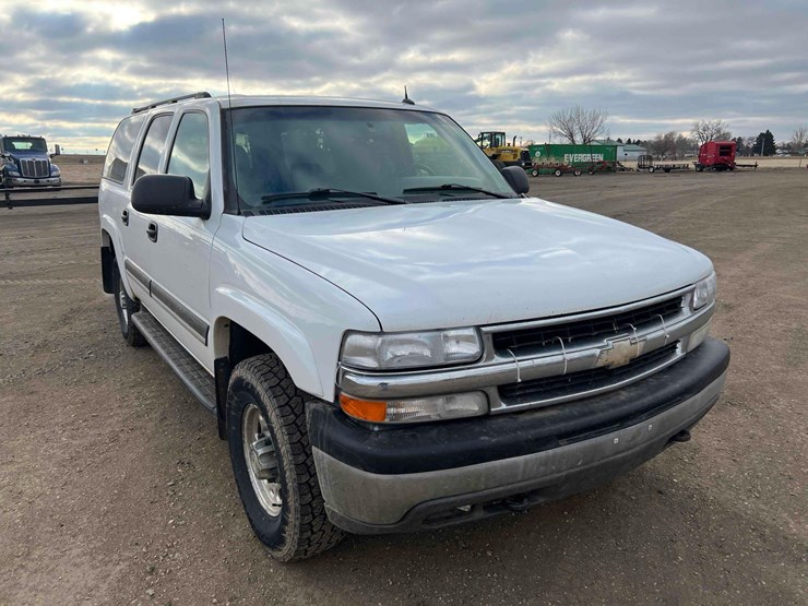 2005-chevrolet-suburban-image-3