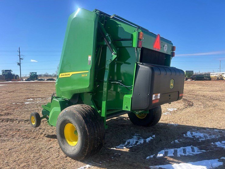 2024-john-deere-561r-image-3