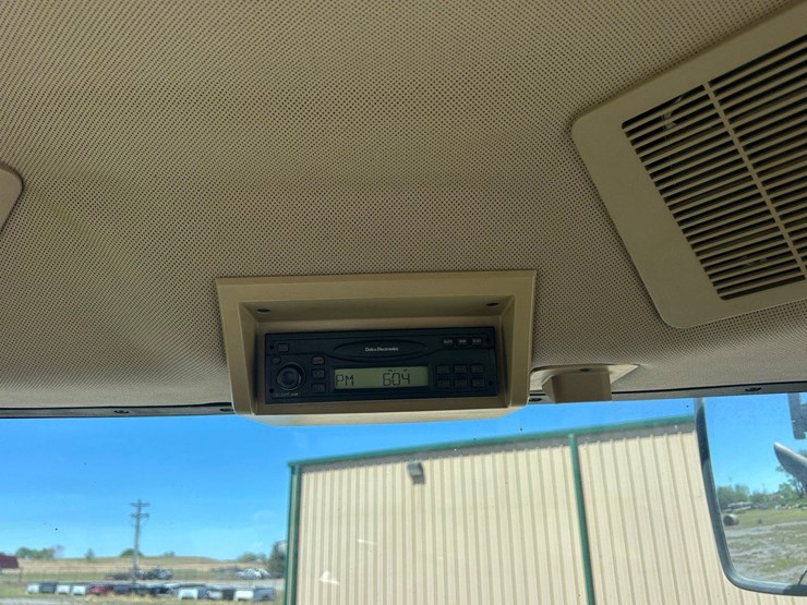 1996-john-deere-8200-image-30